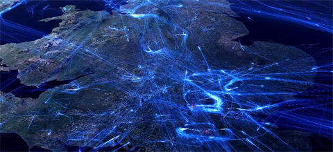 Grafisch nachgezeichnete Flugrouten vom Nordatlantik bis über Europa
