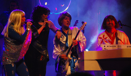 Mit dem unsterblichen ABBA-Sound bebte der Boden im Wiler Stadtsaal