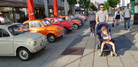 Ferien-Feeling: Bunte Fiat 500 als sicherer Blickfang