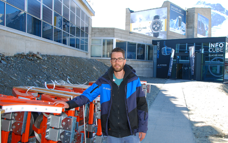 Mathias Imoberdorf zeigt die schweren Seilritter vor dem Info-Center Matterhorn glacier ride Kulturonline.ch