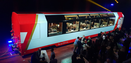 Der Glacier Express-Wagon mit der Excellence Class beim Rollout in Landquart/GR auf Kulturonline.ch