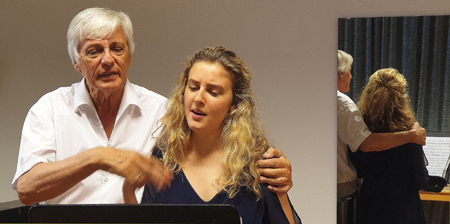 Prof. Dr. Josef Wallnig bei der Gespangsprobe mit Sängerin Sofia Vinnik an der Uni Mozarteum in Salzburg.