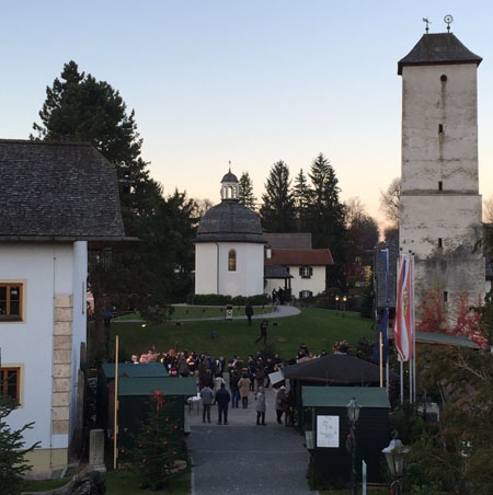 Blick von der Salzach her auf die «Stille Nacht!»-Gedächtniskapelle, rechts der Wasserturm auf Kulturonline.ch