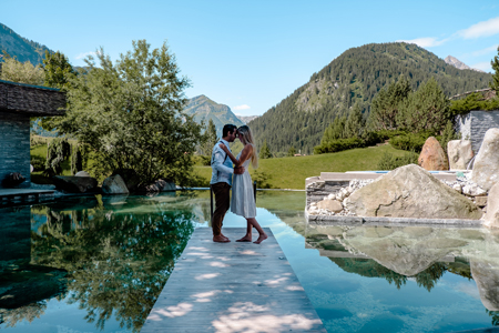 Der Quellteich vom Hotel Jungbrunn in Tannheim / Tirol / Österreich