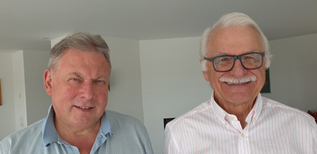 Moderator Roland P. Poschung bei der Vorbereitung der Gesprächsrunde mit Werner Alex Walser.