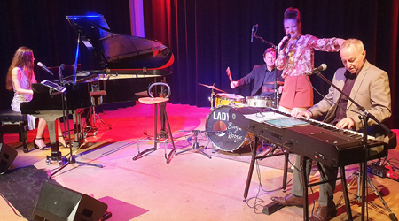 LaDyva und Larissa im ausverkauften Konzert mit mehreren Standing Ovations