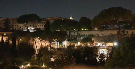 Rom bei Nacht: Von der Villa Agrippina Blick zum Vatikan