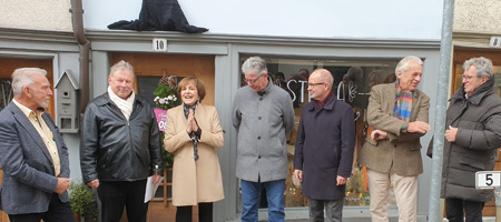 Prominente Präsentation der Erinnerungstafel von TV-Legende Kurt Felix (1941 – 2012) am Haus seiner Kindheit in Wil im Kanton St. Gallen