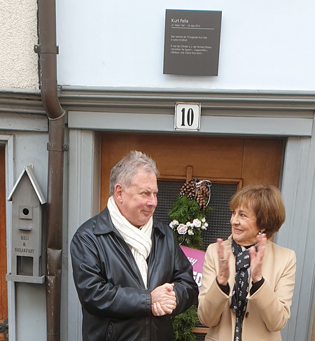 Gedenktafel beim Elternhaus von Kurt Felix. Initiant Roland P. Poschung und Paola Felix